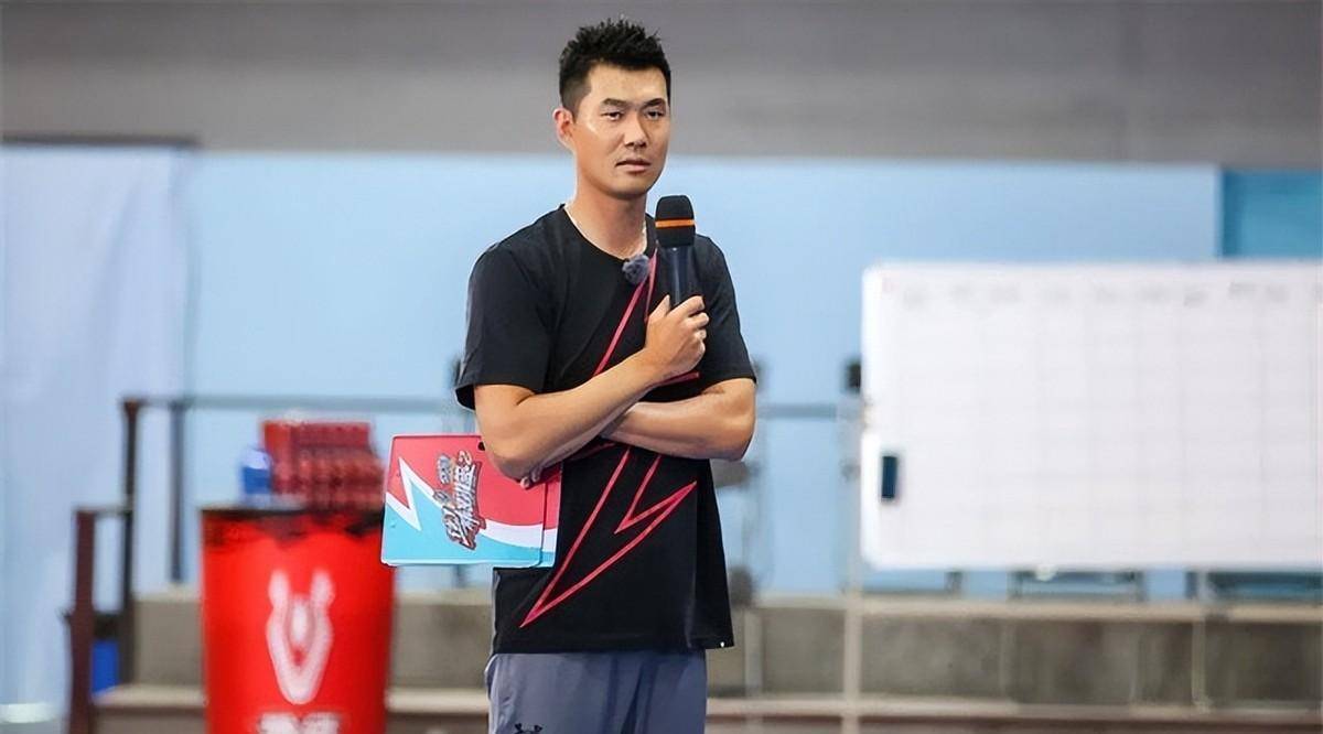 39岁王仕鹏近况:退役专注解说,海归娇妻身材曼妙_父亲_辽宁_广东