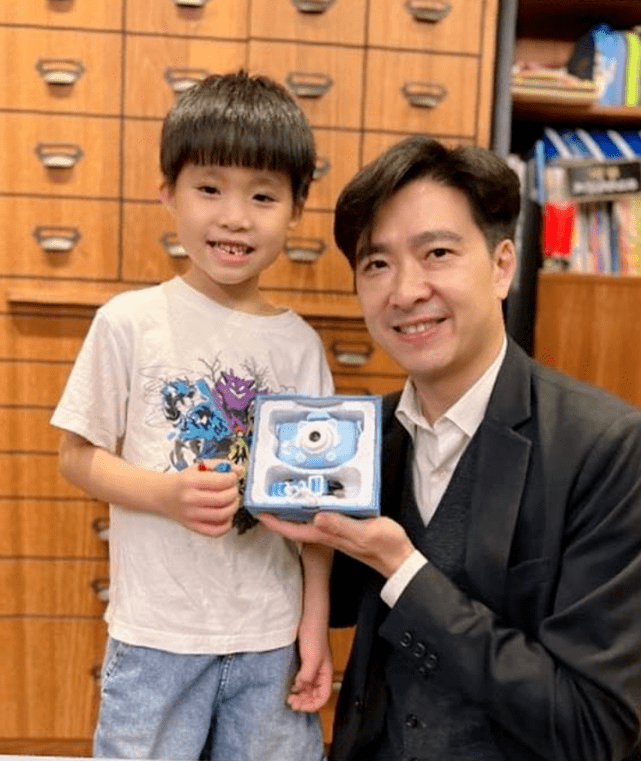 林志颖弟弟全家确诊新冠,妻子晒合影为儿子庆生,亲吻孩子画面温馨_林
