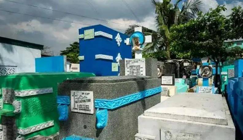 菲律宾著名的“活死人区”：贫民将逝者当“邻居”，在棺材上睡觉