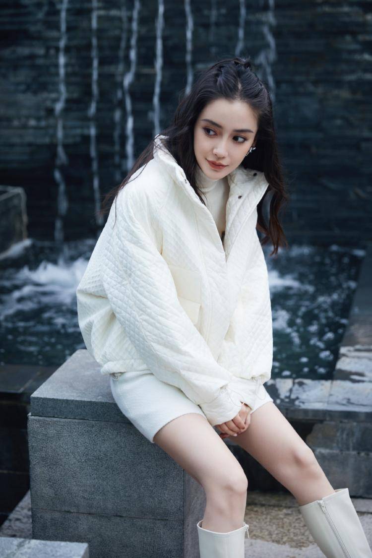 杨颖穿纯白套装秀纤腰美腿 闭眼甜笑颜值高_身材_白色_氛围