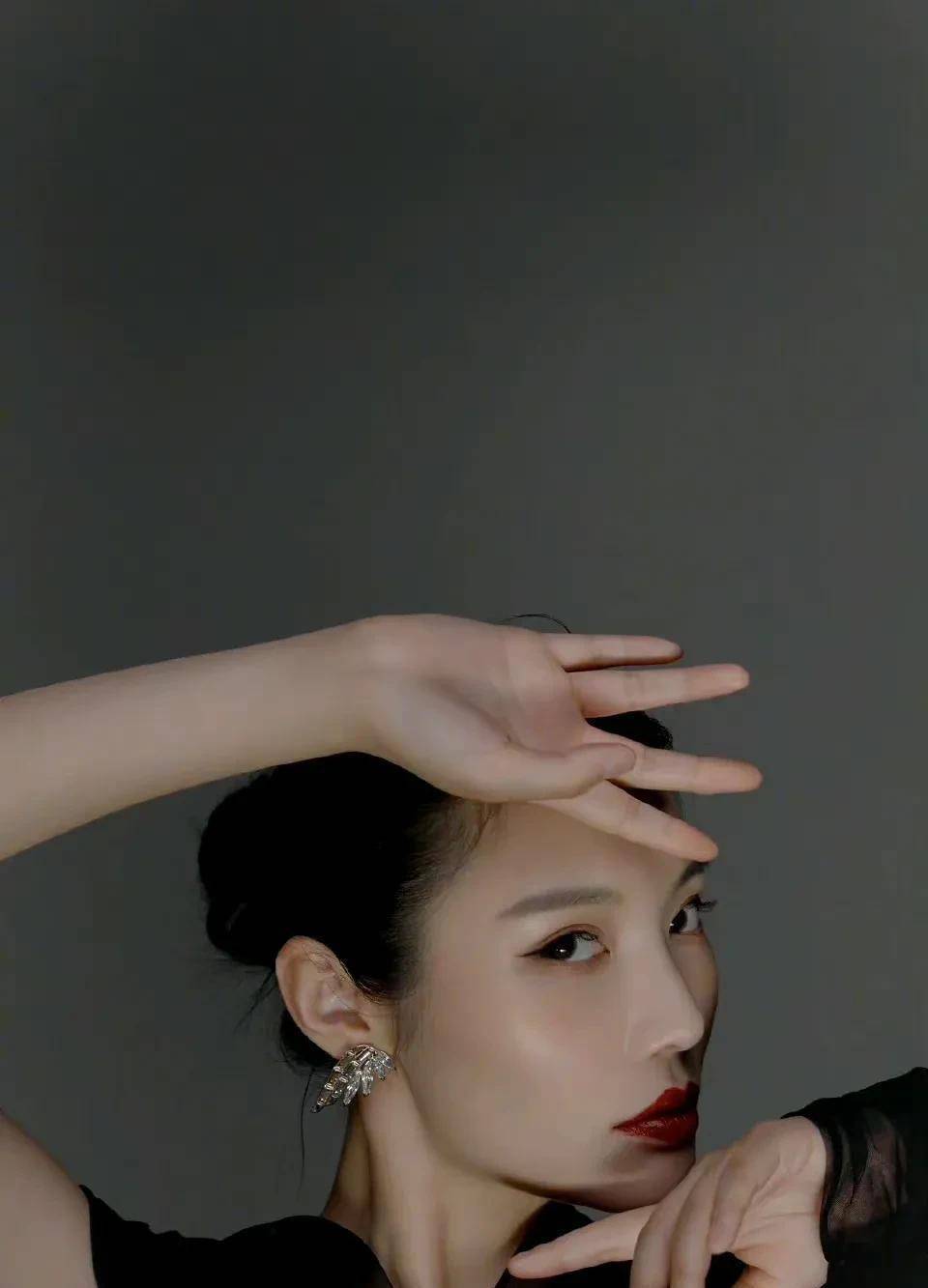 徐冬冬晒性感写真,天鹅颈气质出众,侧脸像大s_照片_角色_黑色