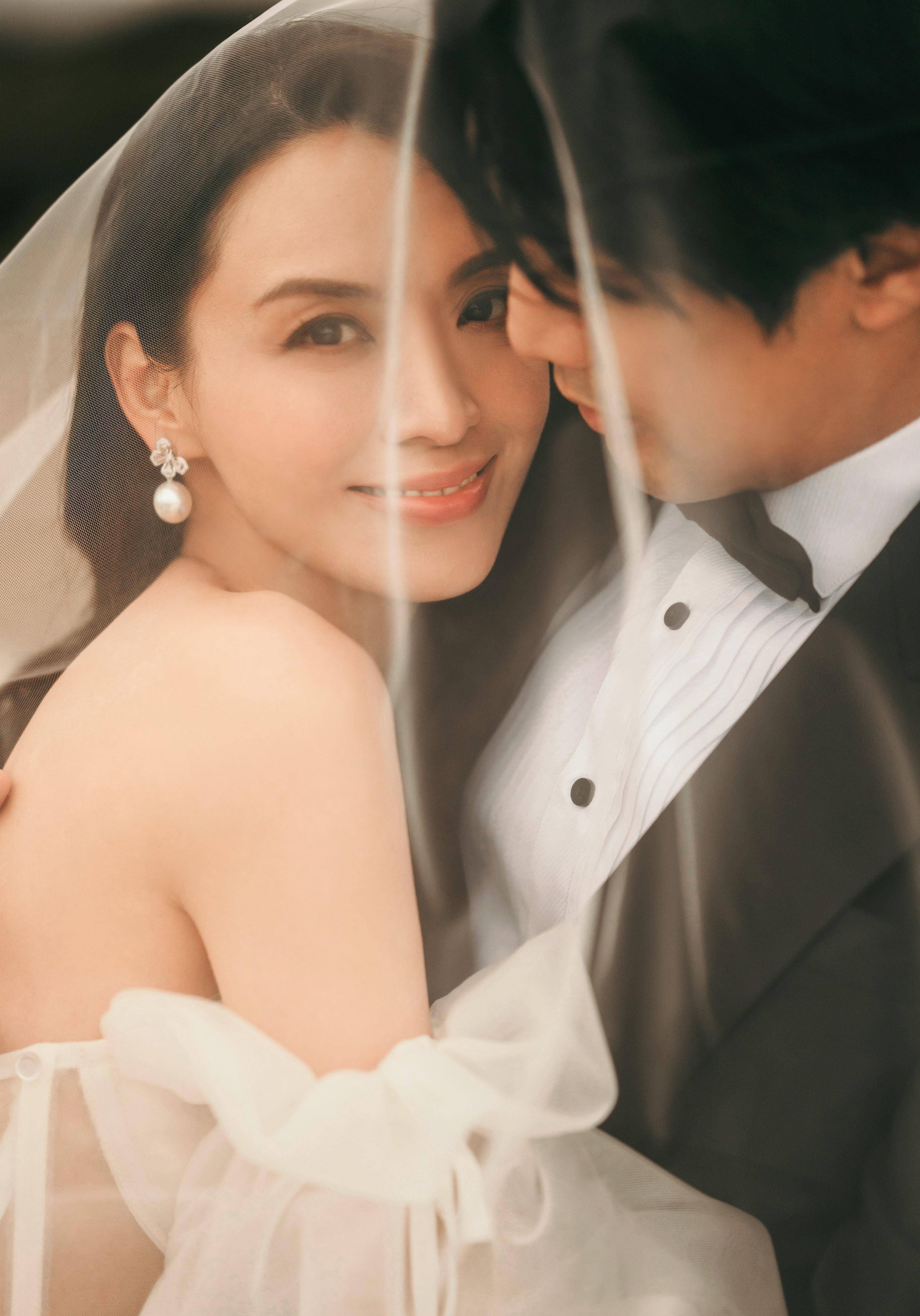 陈炜婚纱照曝光 未婚夫体贴举动超暖心