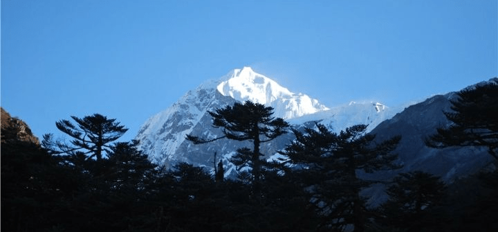 珠穆朗玛峰的英文名字为什么是Everest？