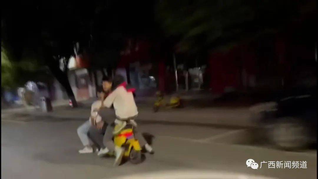 危险！五名中学生同骑一辆共享电动车“炫技”，交警出手了......