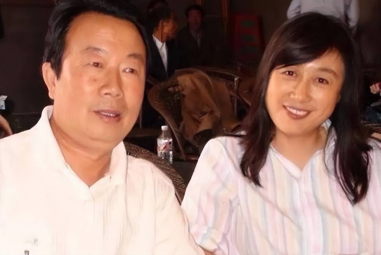 主持人近照,68岁身材发福白发苍苍,与丈夫分居17年_汪文华_类节目