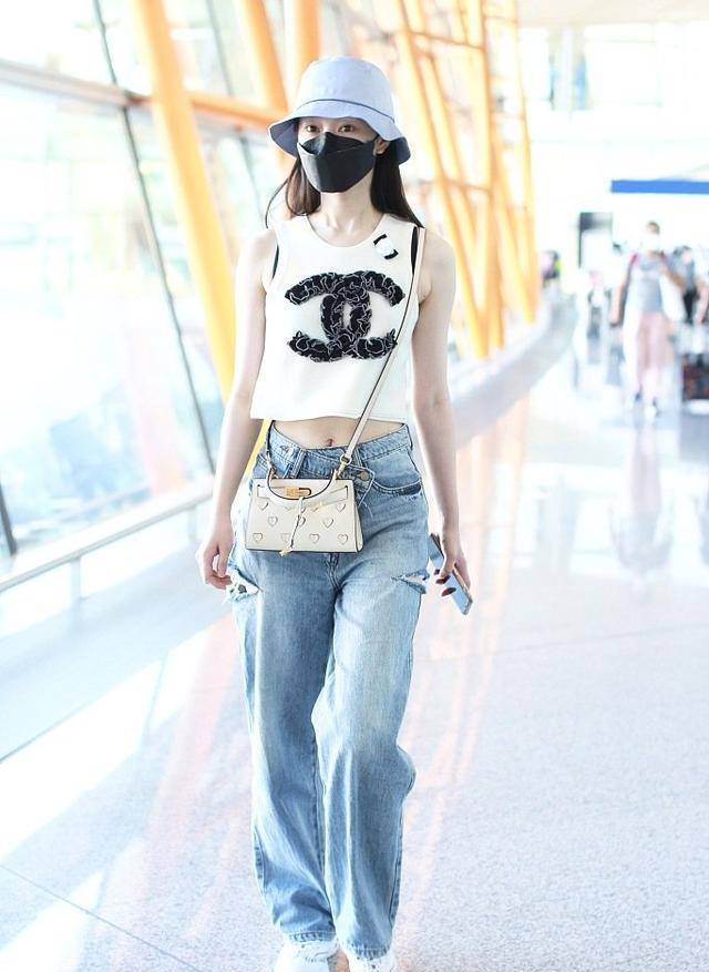 赵丽颖如今穿搭太时尚了,分手后放飞自我秀身材,每个镜头都很美_牛仔