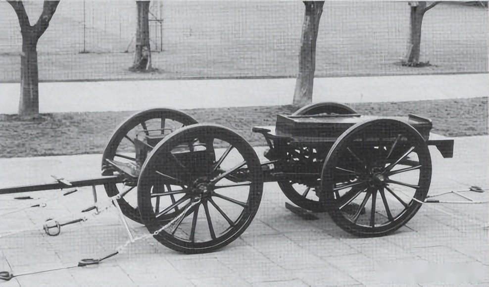 女王葬礼用百年老炮鸣炮致哀,运棺炮车在123年里仅用了七次_炮兵