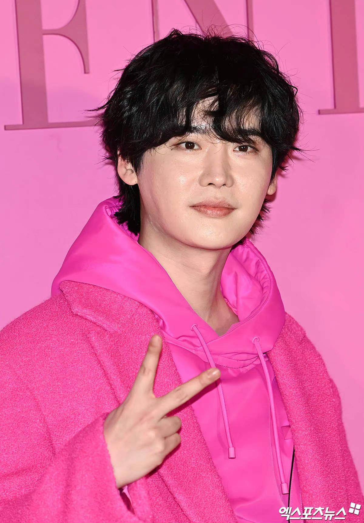 李钟硕一袭玫红大衣亮相,造型一言难尽,参加浪姐决赛毫无违和感_粉色