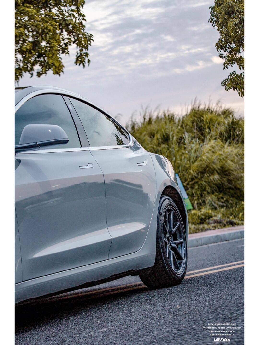 特斯拉lb改色膜高亮火山灰,一款低饱和度的灰色_搜狐汽车_搜狐网