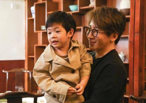 原来刘谦小10岁的妻子这么好看,儿子也软萌可爱,家里更是温馨_王希怡