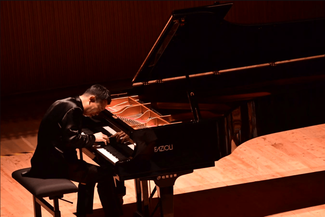 "王鲁表示:"钢琴家一直在打磨细节,但音乐最重要的东西是大家的心能够