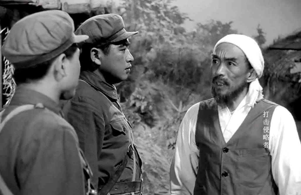 其实,在电影中,金大爷不仅是华文莲饰演的尹玉善的父亲,他还是张勇手