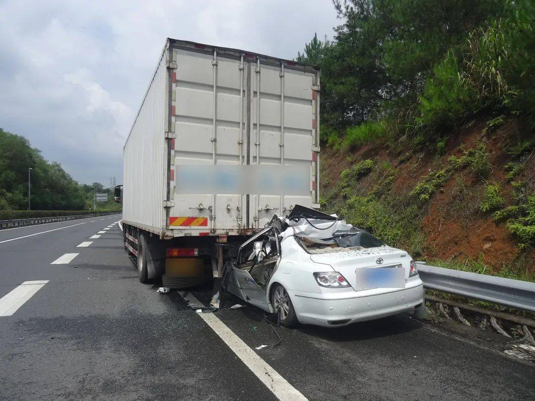 梅大高速一小车失控,追尾大货车造成3死1伤!_车辆_碰撞_三角