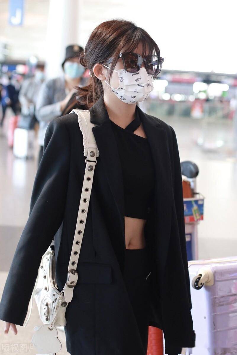 赖美云现身北京机场,身着露脐装秀好身材_北京机场_赖美云_好身材