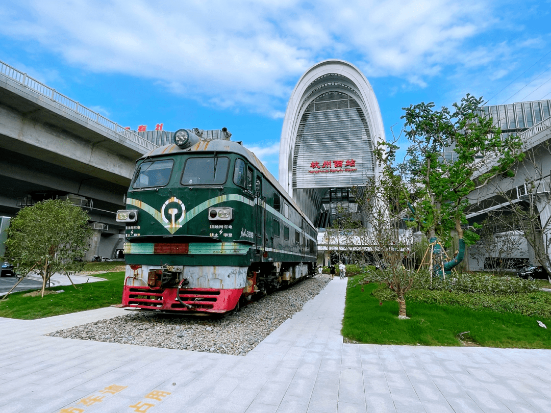 地铁砍没了,商业扶不起!曾经1.8%中签率,现在二手房腰斩?