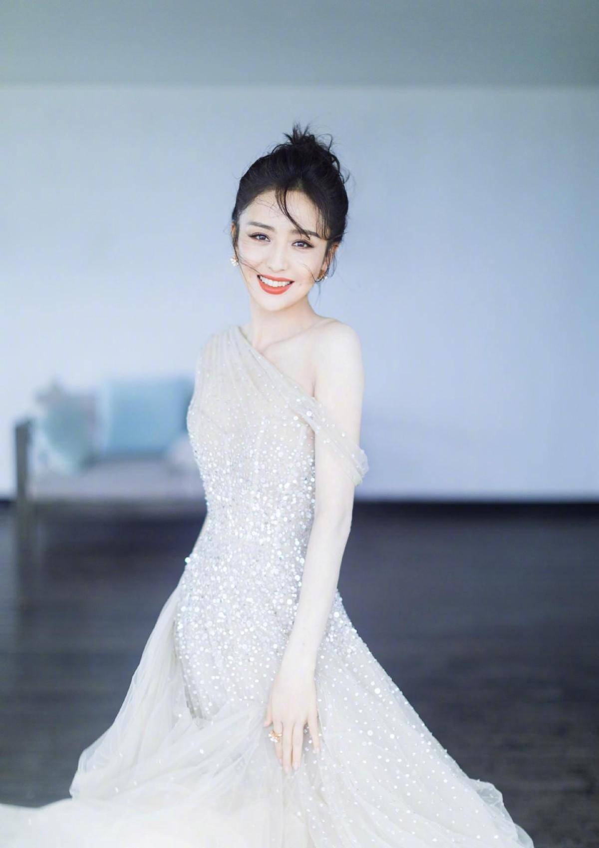 佟丽娅分手被祝福,感情破裂却要秀恩爱,婚姻到底有多少束手无措?