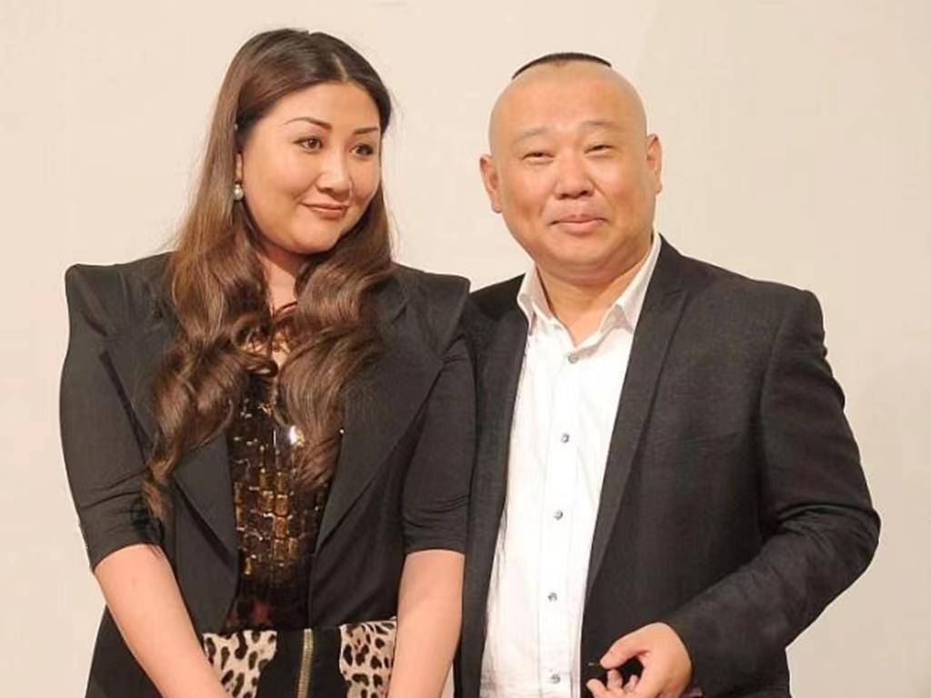 零点刚过,栾云平,孟鹤堂,烧饼,张鹤伦等人就在社交平台上发文给师娘