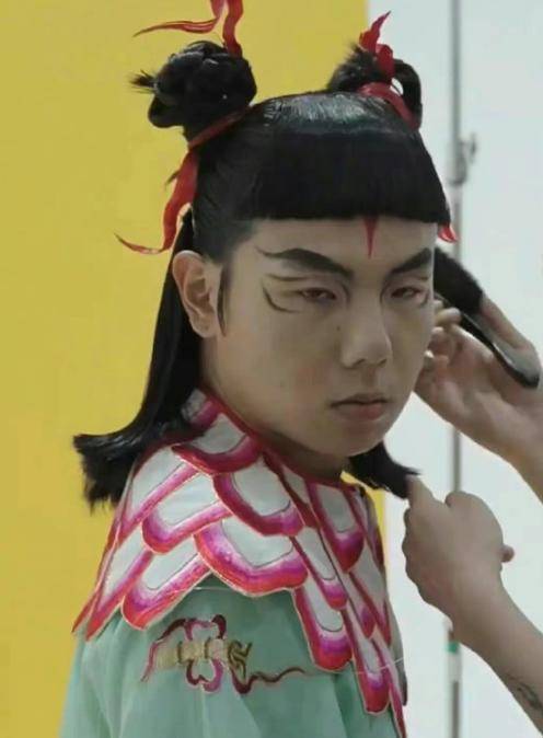 网红垫底辣孩用三样物品变身哪吒,登上顶级时尚大刊,网友喊救命_东西