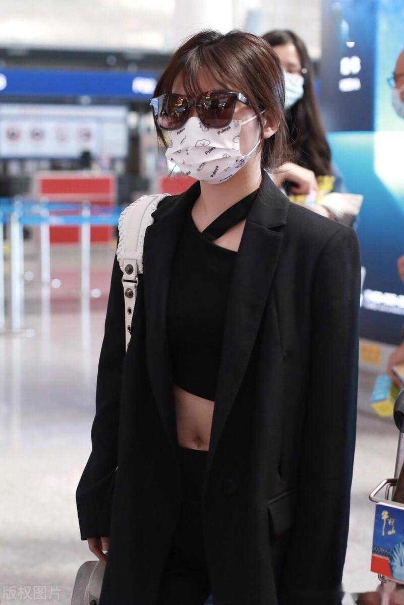赖美云现身北京机场,身着露脐装秀好身材_北京机场_赖美云_好身材