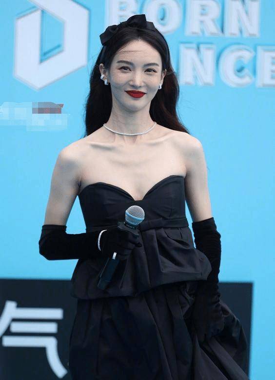金晨瘦成"纸片人",穿黑色抹身材裙走红毯,可惜身材没料撑不起来_少女