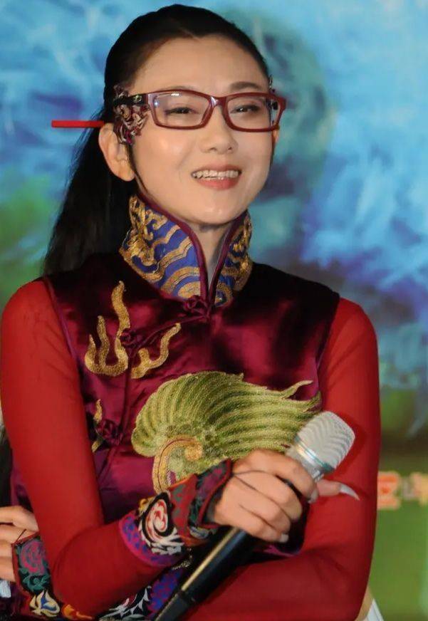 杨丽萍十年前素颜照,皱纹凸显脸也黑,果然没什么不老女神!