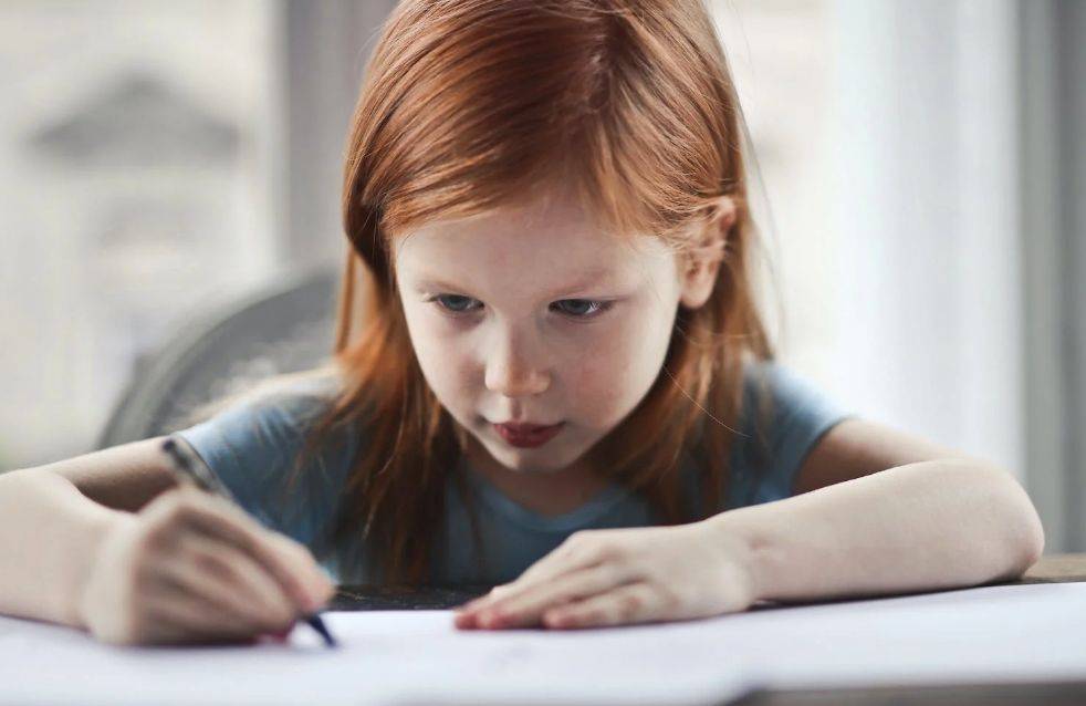 孩子写作业总是磨蹭，家长应该怎么管？