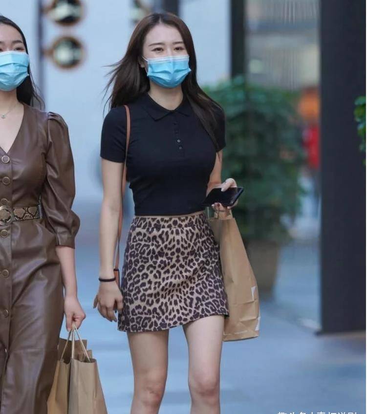 街拍美女:豹纹半身裙搭配一双高跟鞋,特别适合成时尚女性_身材_吊带