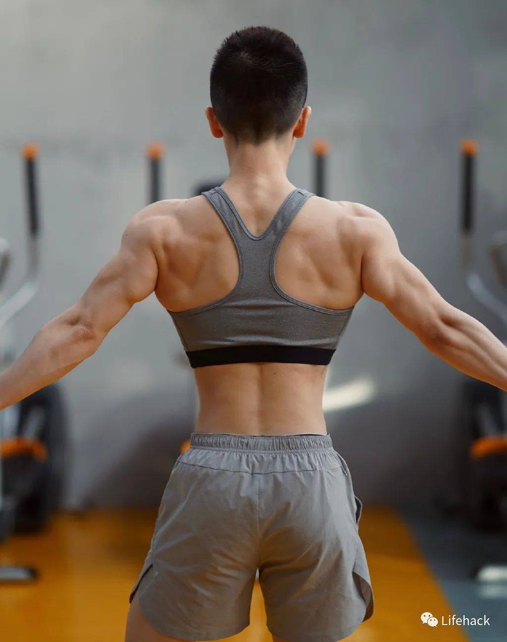 看看人家这背阔肌,就问你怕了没~健身小伙子们看后感觉都在瑟瑟发抖