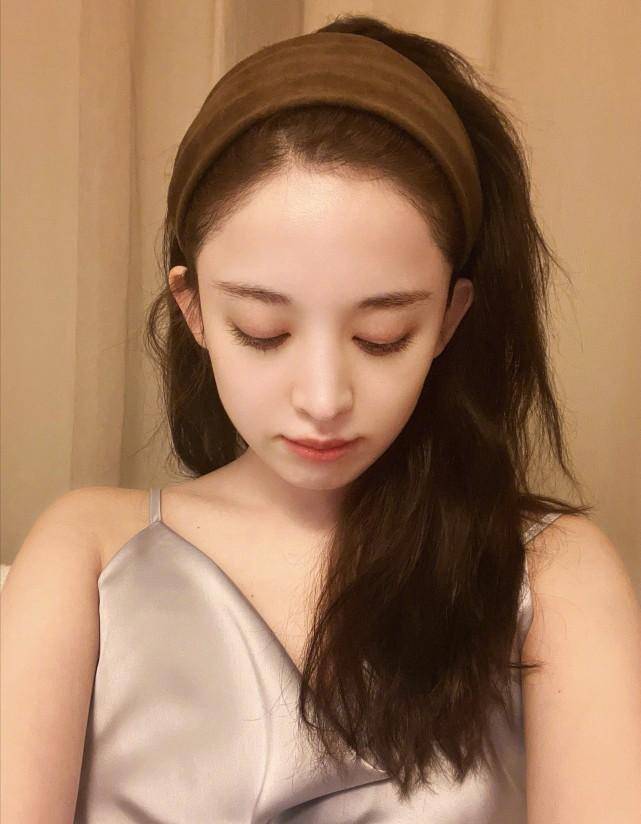 90后女星优越感太强,娜扎自夸是发际线富翁,还晒2张自拍为证_迪丽热巴