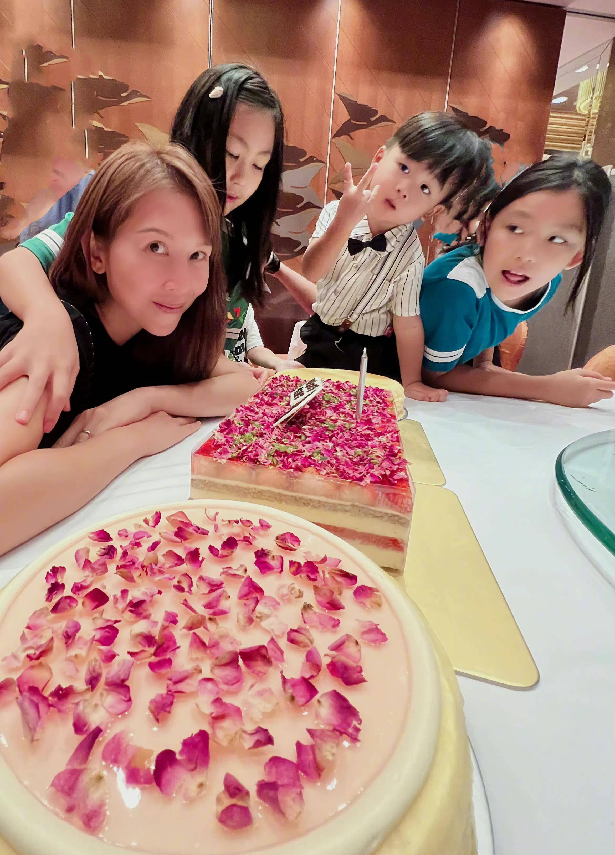 蔡少芬晒全家福庆祝生日,一家五口同框好温馨_张晋_妈妈_儿子