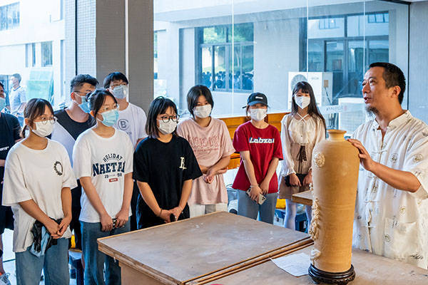 福建泉州华光职业学院组织新生走进工艺美术学院_中国_作品_德化