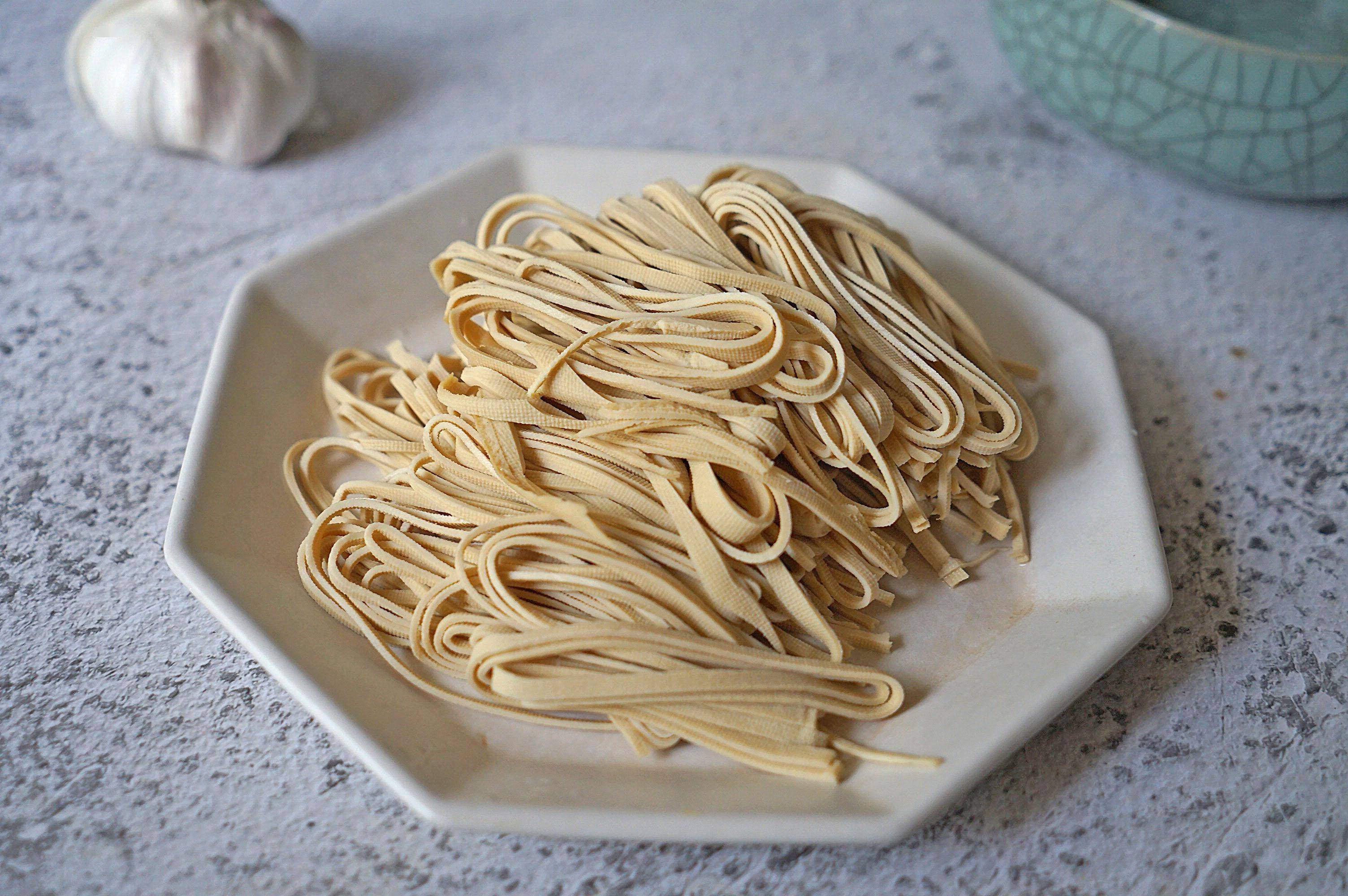 秋季,天气干燥,不吃肉也要吃这菜,3块钱就可以做一大盘_胡萝卜_千张