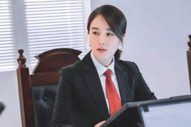 由靳东,成毅,蔡文静,王秀竹,王劲松共同出演的电视剧《底线》播出后