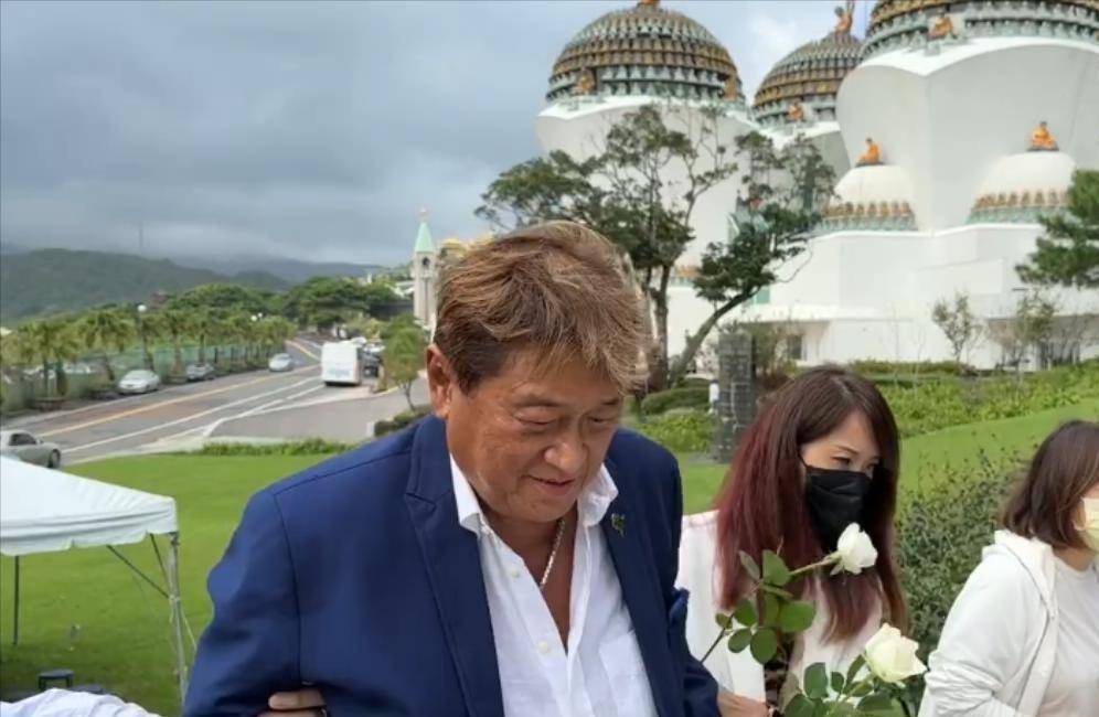 高以翔38岁生日,父母赠送1:1定制铜像,网友们为父母的健康担忧