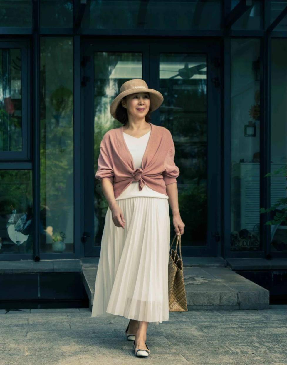 这才是中年女人穿衣目标,65岁120斤靠穿搭出圈,这位博主值得学_白色