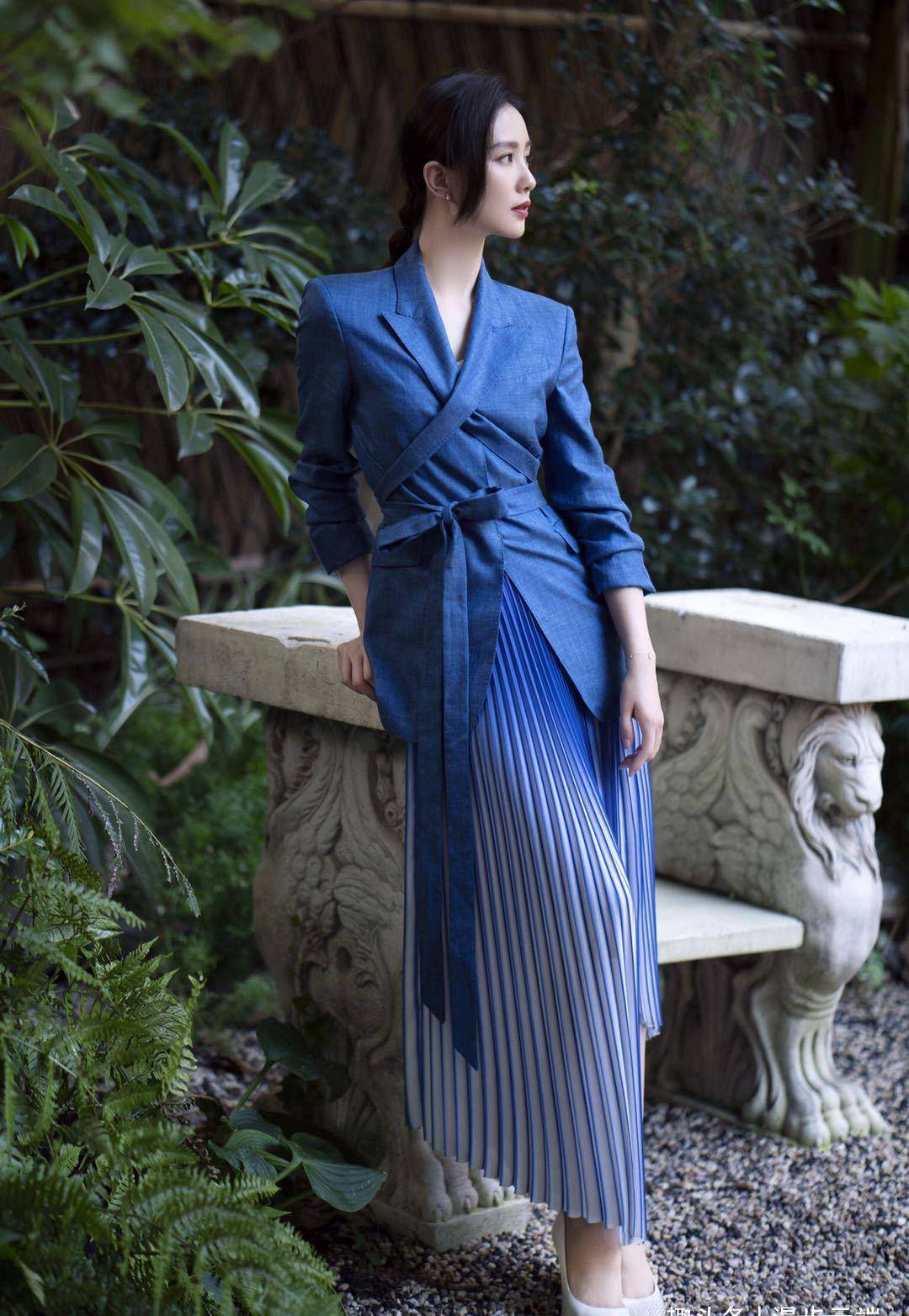 刘诗诗穿蓝色调就是好看,穿出优雅范儿,堪称行走的时尚教科书_西装