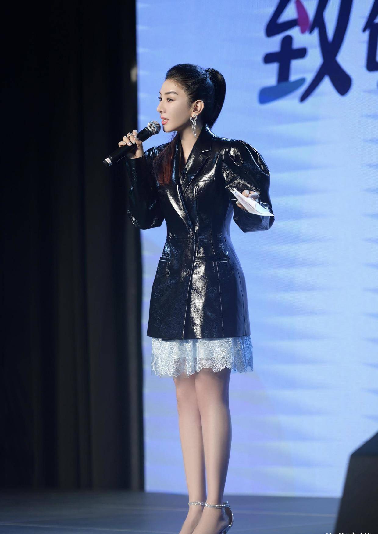 黄奕太有女强人气场,穿白色刺绣西装出席活动,轻松hold住全场_时尚