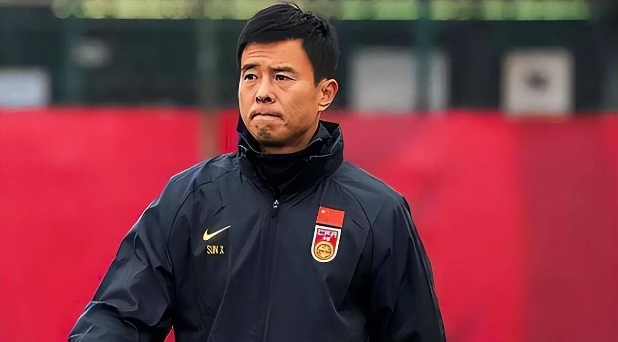 最后,孙祥在退役之后,就在上港管理层和教练组工作过,他辅佐过多位