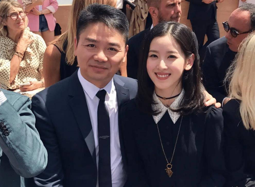 刘强东手扶孕妻后背,夫妻俩现身美国为庭审做准备_商品_妻子_网友