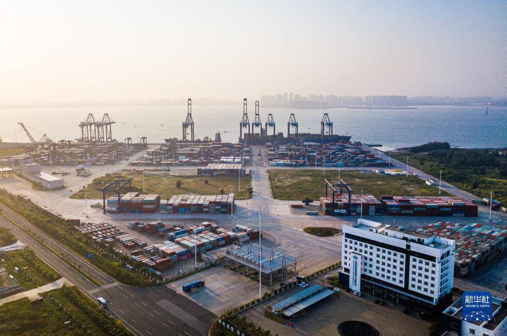 直播自贸港|晨曦中的海南自贸港集装箱航运枢纽_洋浦_新华社_蒲晓旭