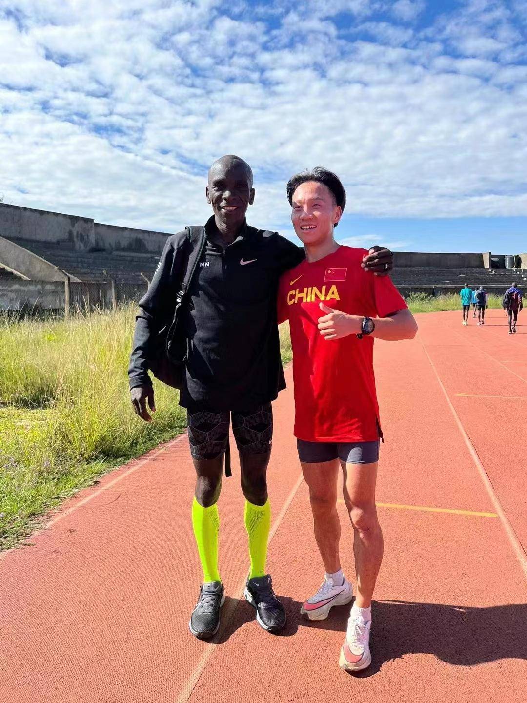 宁夏健儿何杰今日下午征战德国柏林马拉松_东知布_训练_参赛