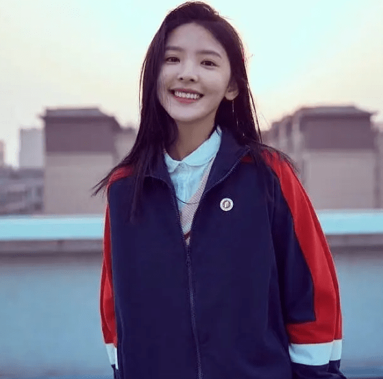 而章若楠则是一种很阳光,元气的氛围,每次看到她的笑容你就会感到力量