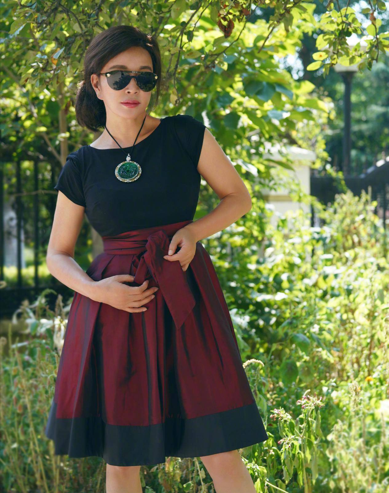 64岁刘晓庆上出镜,时尚穿搭配翡翠项链减龄又时髦,妥妥的翡翠控