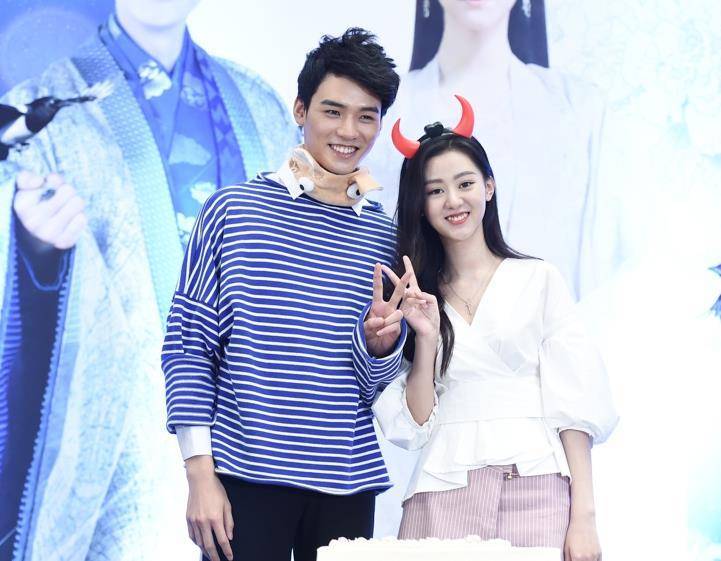 同游三亚被网友偶遇,女方是95后小花_徐沐婵_电视_视频