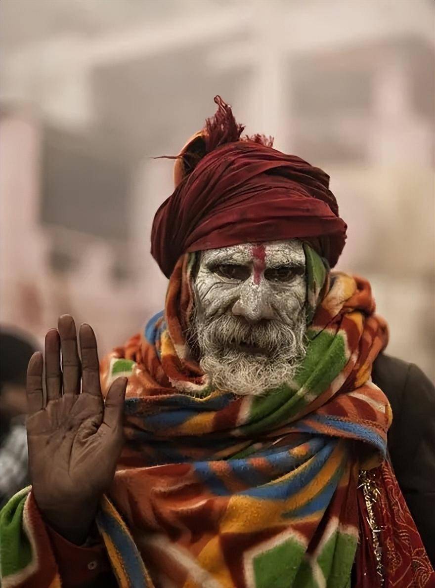 印度苦行僧78年不吃不喝?众人产生质疑后,偷偷在他房间装了监控_拉拉