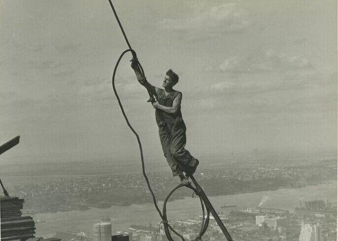 1931年纽约帝国大厦修建现场：工人无防护高空作业，令人后背发凉