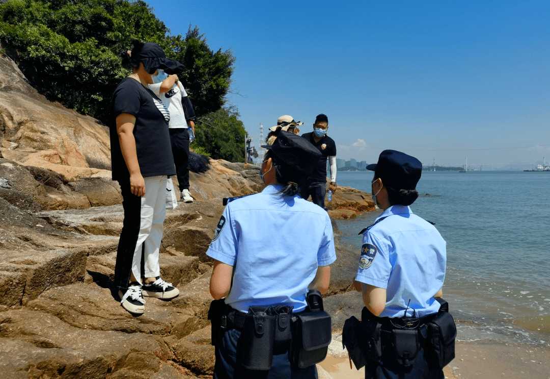 嶼家親女警隊隊員筆直地站在碼頭前廣場,警用八大件裡,備著鼓浪嶼