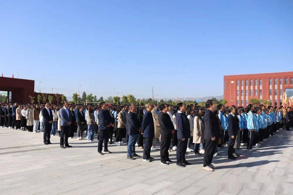 朔州市实验中学校举行新学期第一次升旗仪式_国旗护卫队_全体师生