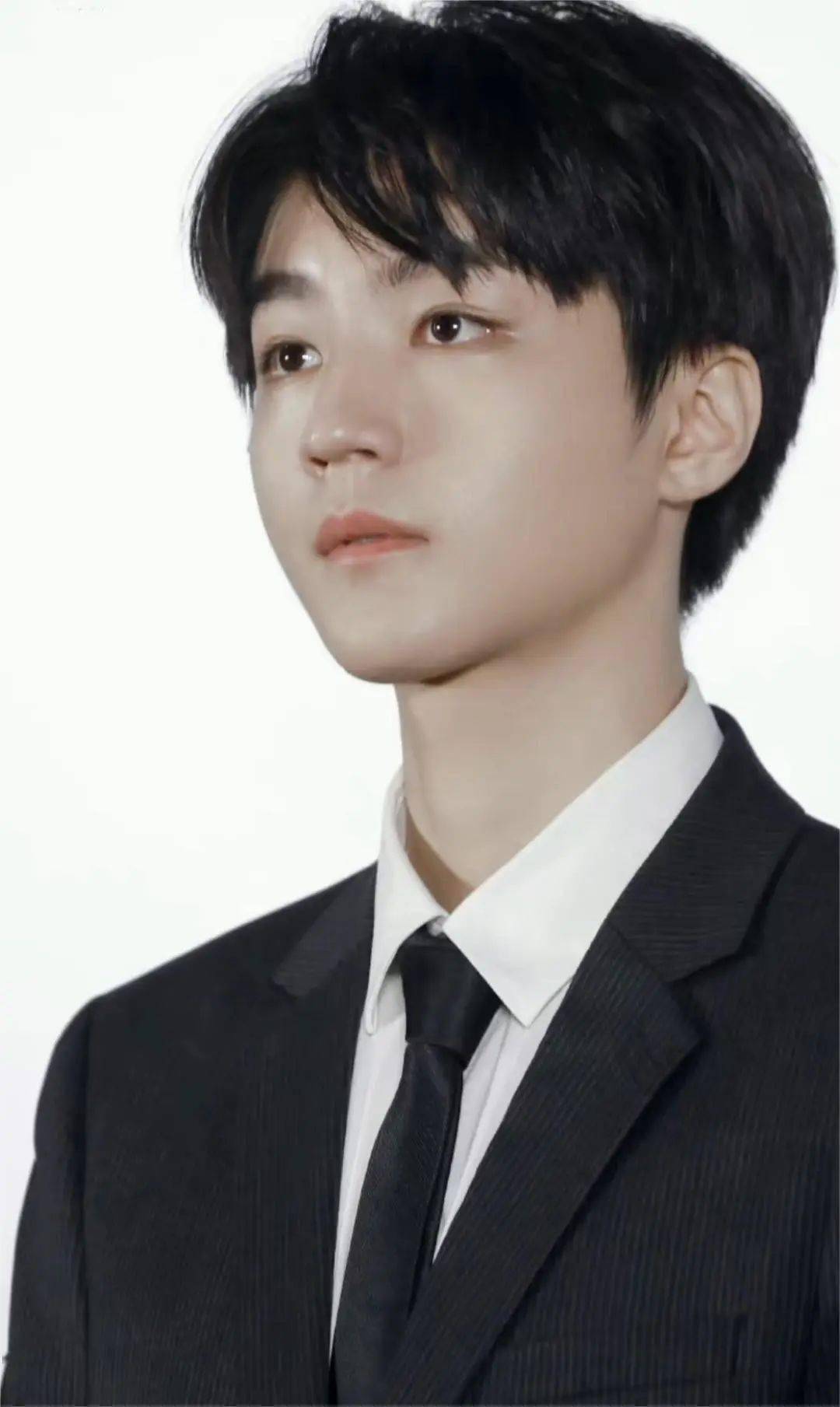 王俊凯张译《万里归途》首映礼,两人互相斗嘴抛梗,好有综艺感_观众_宗