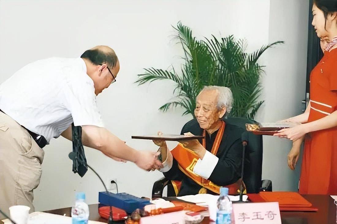 国医大师李玉奇,行医60余载,善治脾胃病,他的舌诊技艺堪称一绝_中医药